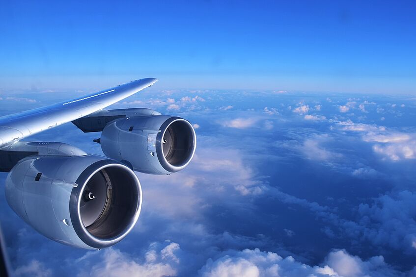 Left engines of the DC-8. At the horizon, a thin biomass burning aerosol layer is visible