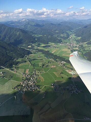 Blick auf das Aflenzer Becken mit Turnau im Hintergrund vom Segelflugzeug aus.