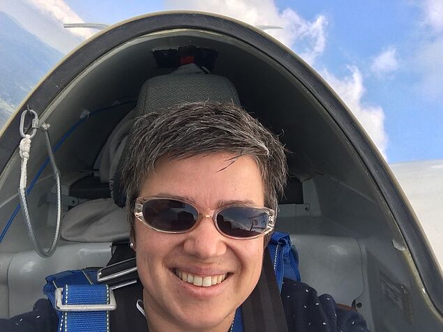 Bernadett Weinzierl im Cockpit eines Segelflugzeugs