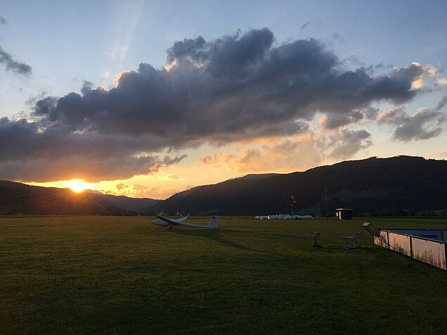 Sonnenaufgang am Flugplatz Lanzen Turnau.