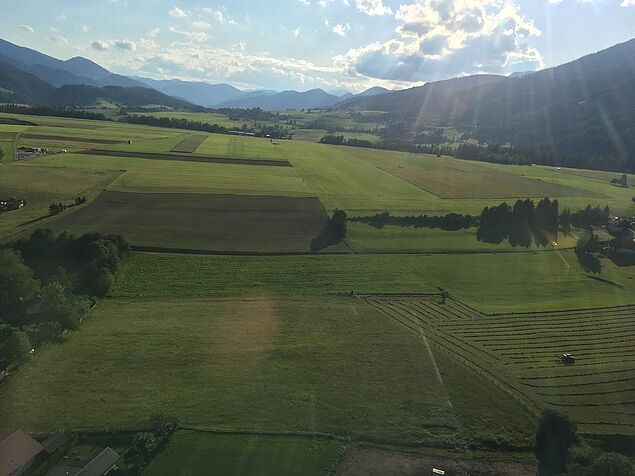 Blick auf den Flugplatz kurz vor der Landung mit dem Segelflugzeug. 