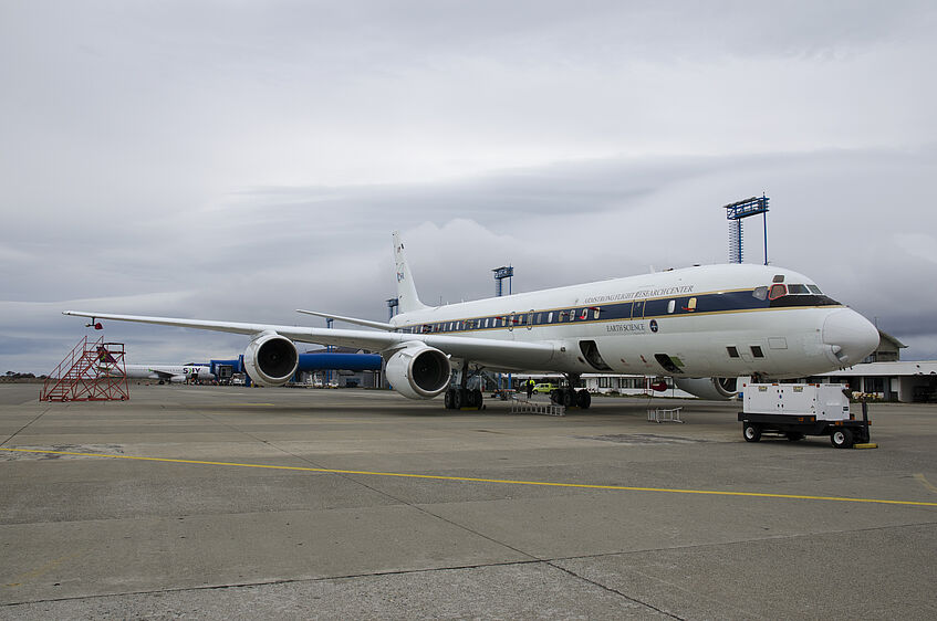 Calibration outside at the wingtip of the DC-8.