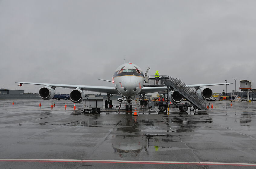 DC-8 in the rain at the airport of Anchorage