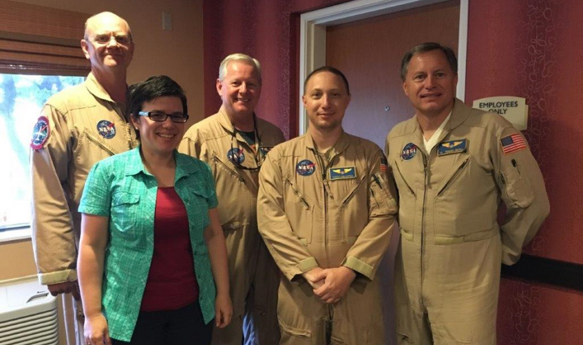 Bernadett Weinzierl together with the pilots, the navigator and the flight engineer of the DC-8.